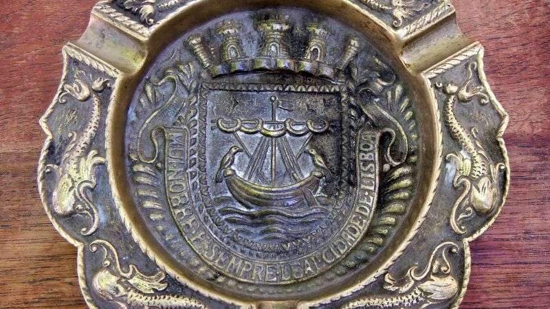 A FABULOUS HEAVY SOLID BRASS VINTAGE PIPE SMOKERS ASHTRAY WITH THE COAT OF ARMS OF LISBON !! AWESOME