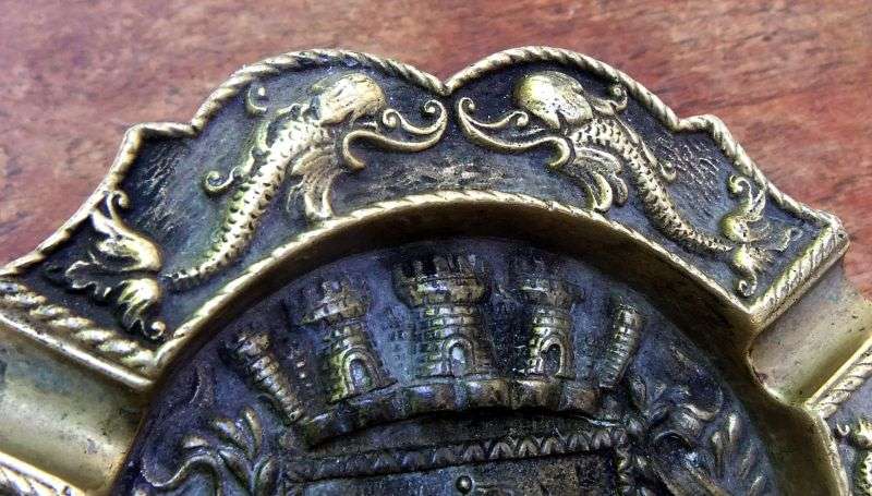 A FABULOUS HEAVY SOLID BRASS VINTAGE PIPE SMOKERS ASHTRAY WITH THE COAT OF ARMS OF LISBON !! AWESOME