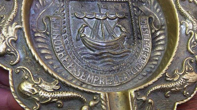 A FABULOUS HEAVY SOLID BRASS VINTAGE PIPE SMOKERS ASHTRAY WITH THE COAT OF ARMS OF LISBON !! AWESOME