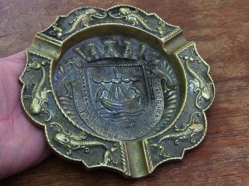 A FABULOUS HEAVY SOLID BRASS VINTAGE PIPE SMOKERS ASHTRAY WITH THE COAT OF ARMS OF LISBON !! AWESOME