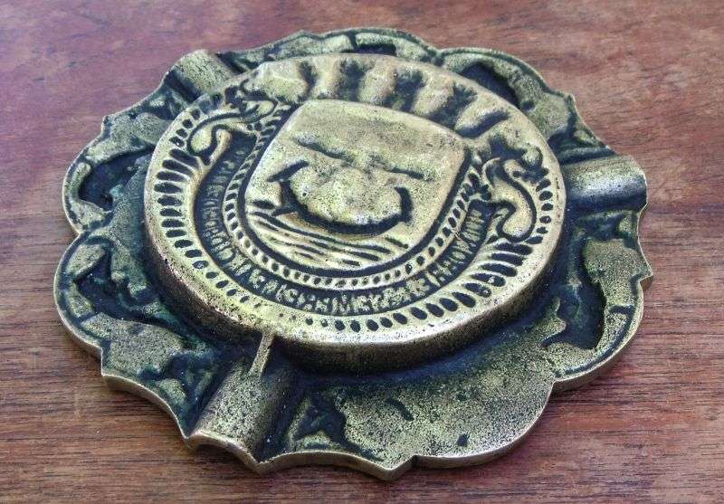 A FABULOUS HEAVY SOLID BRASS VINTAGE PIPE SMOKERS ASHTRAY WITH THE COAT OF ARMS OF LISBON !! AWESOME