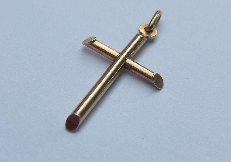 A LOVELY VINTAGE ITALIAN 9 CT GOLD CROSS PENDANT - CLEARLY STAMPED - AWESOME CONDITION !! WOW !!