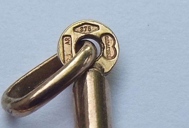 A LOVELY VINTAGE ITALIAN 9 CT GOLD CROSS PENDANT - CLEARLY STAMPED - AWESOME CONDITION !! WOW !!