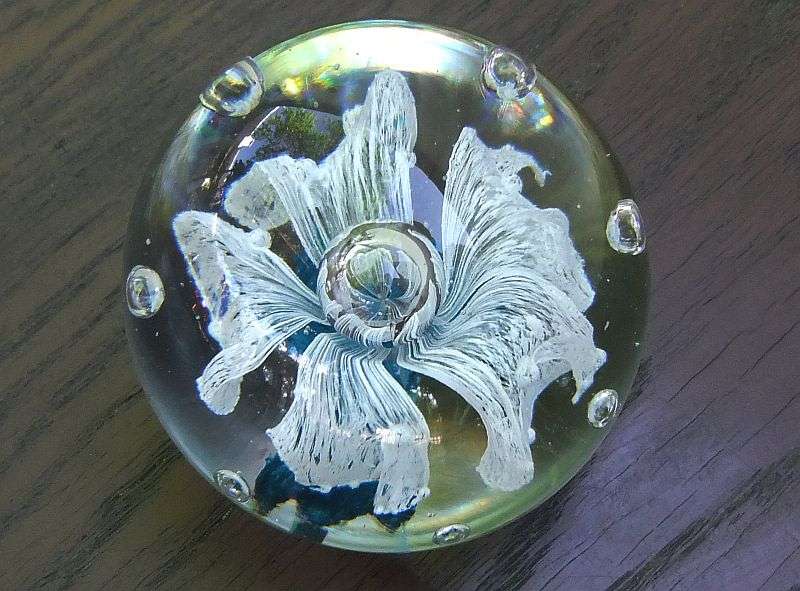 A GORGEOUS VINTAGE SOLID GLASS PAPERWEIGHT WITH INTERNAL FLOWER MOTIF AND BUBBLES !! HEAVY PIECE !!