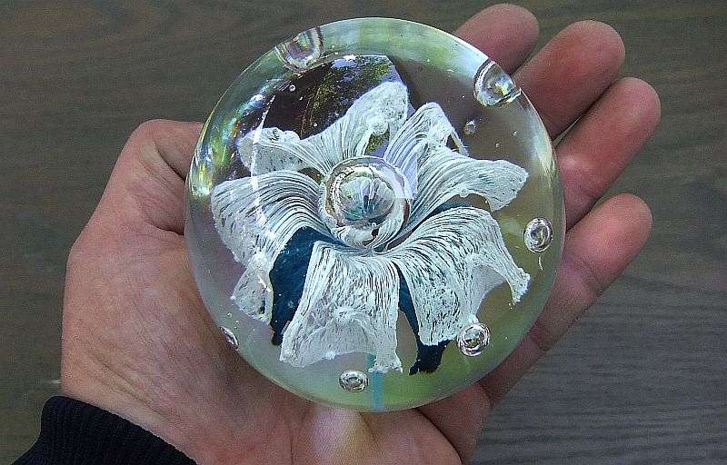 A GORGEOUS VINTAGE SOLID GLASS PAPERWEIGHT WITH INTERNAL FLOWER MOTIF AND BUBBLES !! HEAVY PIECE !!
