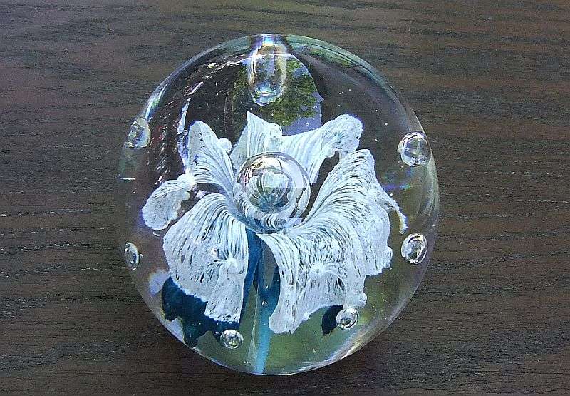 A GORGEOUS VINTAGE SOLID GLASS PAPERWEIGHT WITH INTERNAL FLOWER MOTIF AND BUBBLES !! HEAVY PIECE !!