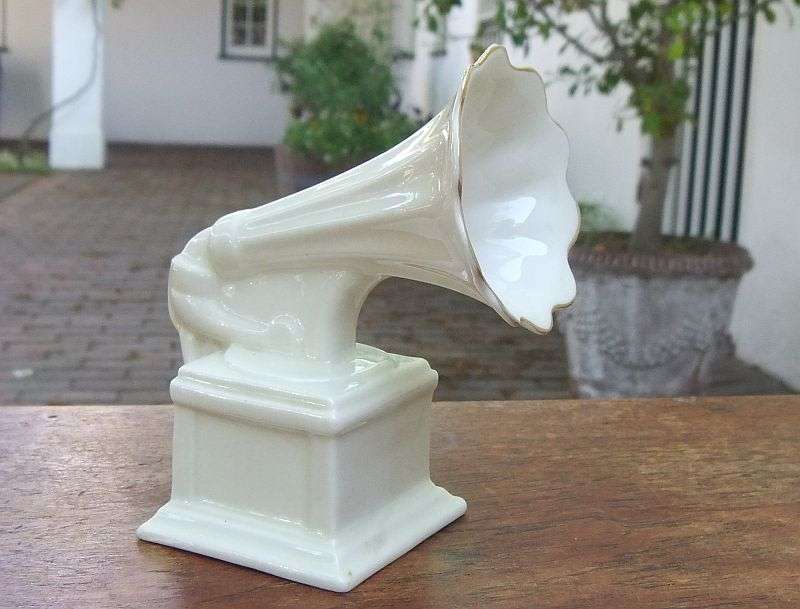 A RARE 1920`S / 1930`S ARCADIAN CHINA CREST WARE GRAMAPHONE WITH COAT OF ARMS "" CITY OF PEEL ""