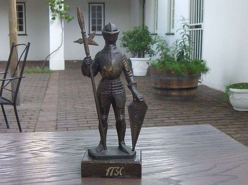 A TOTALLY COOL OLD SOLID METAL KNIGHT STATUE WITH WEAPON ON WOOD BASE !! WHAT A WEIGHT !!