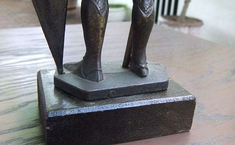 A TOTALLY COOL OLD SOLID METAL KNIGHT STATUE WITH WEAPON ON WOOD BASE !! WHAT A WEIGHT !!