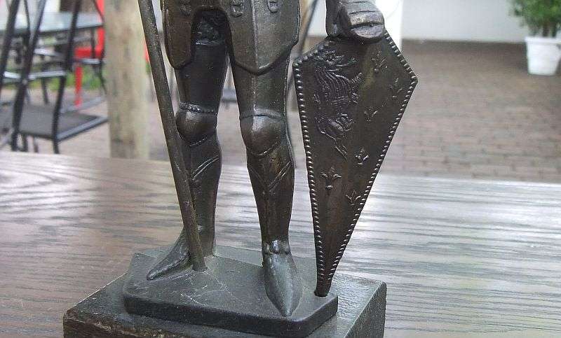 A TOTALLY COOL OLD SOLID METAL KNIGHT STATUE WITH WEAPON ON WOOD BASE !! WHAT A WEIGHT !!