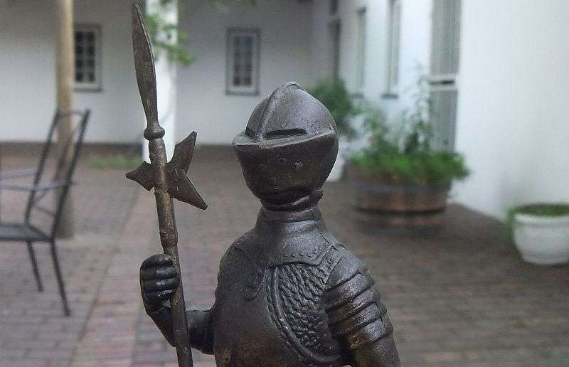 A TOTALLY COOL OLD SOLID METAL KNIGHT STATUE WITH WEAPON ON WOOD BASE !! WHAT A WEIGHT !!