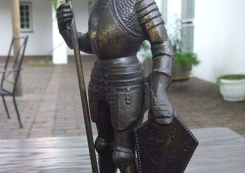 A TOTALLY COOL OLD SOLID METAL KNIGHT STATUE WITH WEAPON ON WOOD BASE !! WHAT A WEIGHT !!