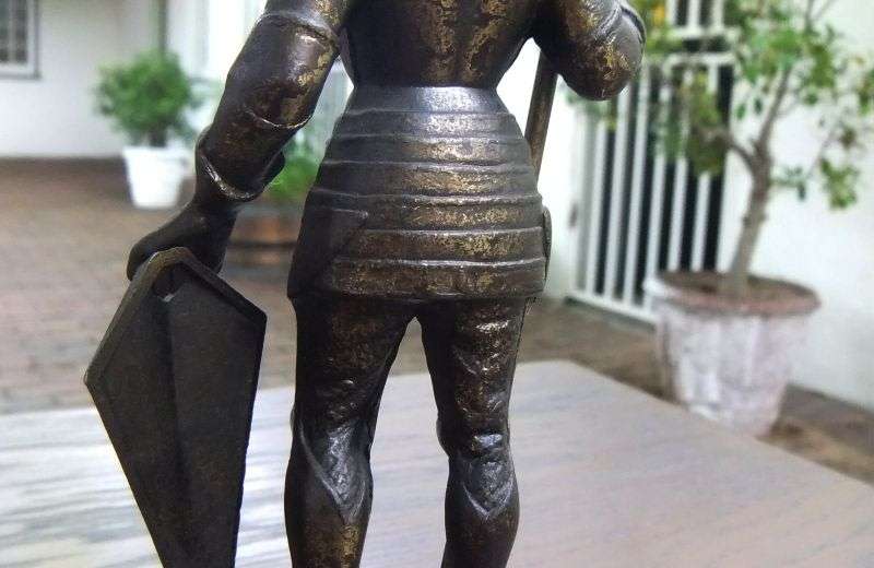 A TOTALLY COOL OLD SOLID METAL KNIGHT STATUE WITH WEAPON ON WOOD BASE !! WHAT A WEIGHT !!