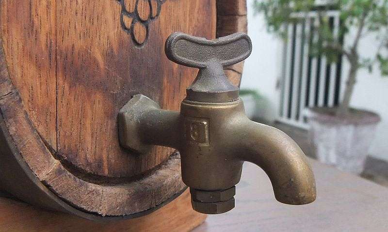 AN ABSOLUTELY COOL VINTAGE WOODEN SHERRY VAT ON STAND WITH METAL TAP !! WOW !!