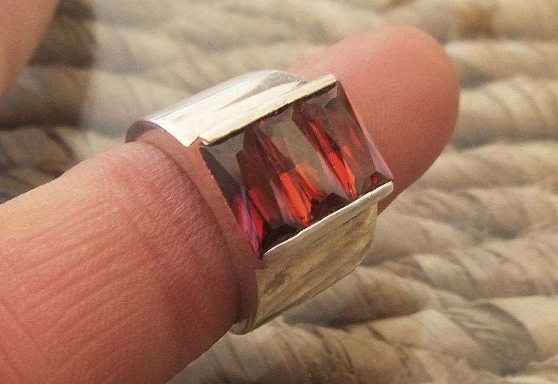 A GORGEOUS HEAVY WIDE SOLID STERLING SILVER RING WITH FACETED RED STONES !! GREAT VALUE !!
