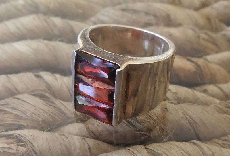 A GORGEOUS HEAVY WIDE SOLID STERLING SILVER RING WITH FACETED RED STONES !! GREAT VALUE !!
