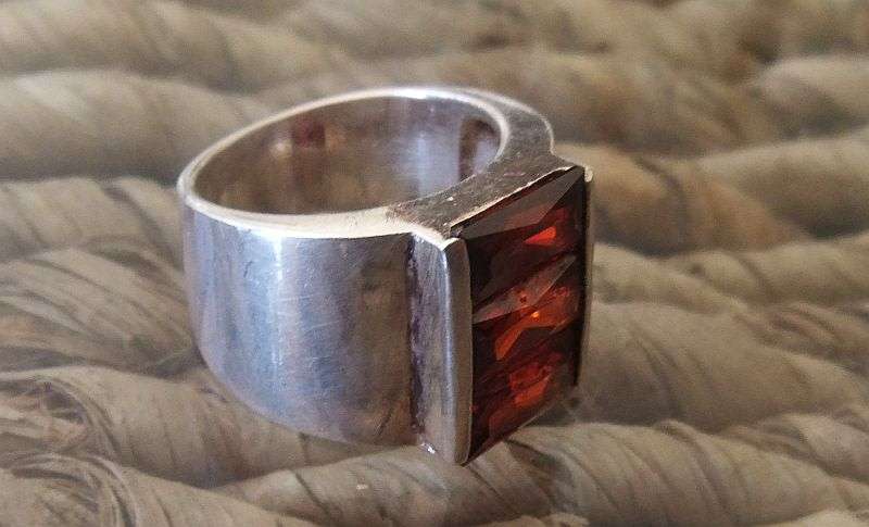 A GORGEOUS HEAVY WIDE SOLID STERLING SILVER RING WITH FACETED RED STONES !! GREAT VALUE !!