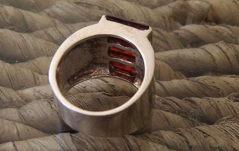 A GORGEOUS HEAVY WIDE SOLID STERLING SILVER RING WITH FACETED RED STONES !! GREAT VALUE !!