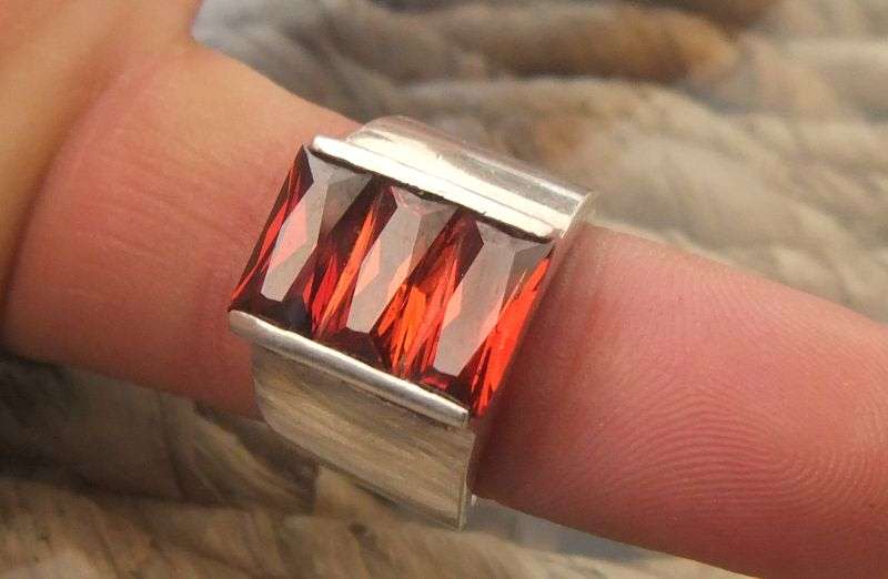 A GORGEOUS HEAVY WIDE SOLID STERLING SILVER RING WITH FACETED RED STONES !! GREAT VALUE !!