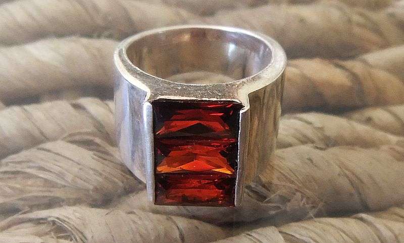 A GORGEOUS HEAVY WIDE SOLID STERLING SILVER RING WITH FACETED RED STONES !! GREAT VALUE !!