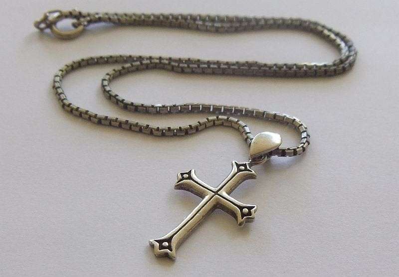 A QUALITY VINTAGE STERLING SILVER NECKLACE WITH A DESIGNER STAMPED STERLING SILVER CROSS PENDANT !!