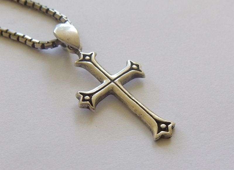 A QUALITY VINTAGE STERLING SILVER NECKLACE WITH A DESIGNER STAMPED STERLING SILVER CROSS PENDANT !!