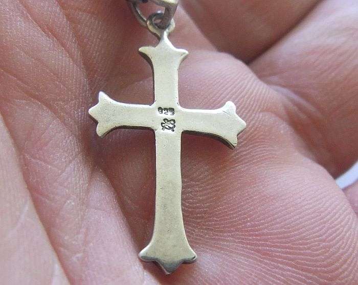 A QUALITY VINTAGE STERLING SILVER NECKLACE WITH A DESIGNER STAMPED STERLING SILVER CROSS PENDANT !!