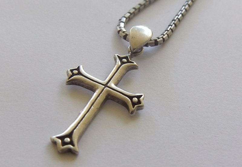 A QUALITY VINTAGE STERLING SILVER NECKLACE WITH A DESIGNER STAMPED STERLING SILVER CROSS PENDANT !!