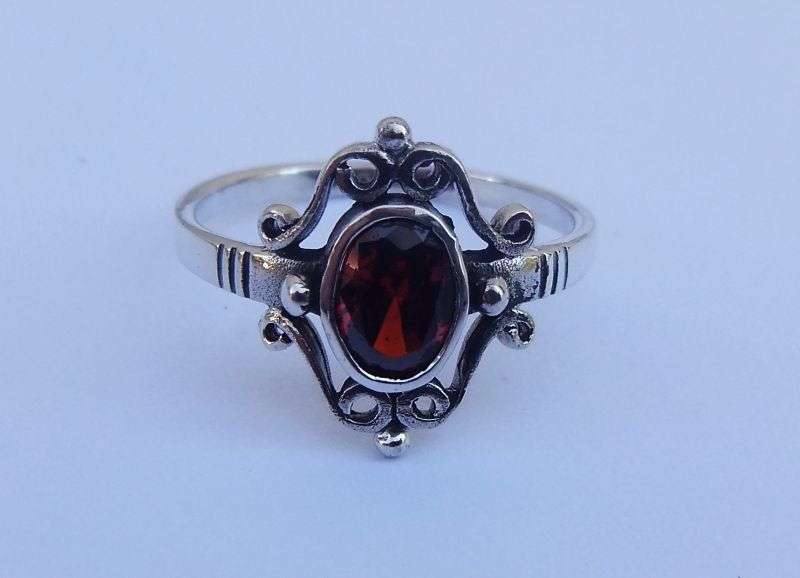 A VERY STYLISH SOLID STERLING SILVER RING SET WITH AN EYE CATCHING FACETED RED STONE !! WOW !!
