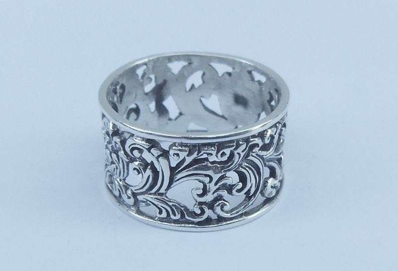WOW !! A STUNNING WIDE GENUINE STERLING SILVER RING WITH PIERCED FLORAL DETAIL !!