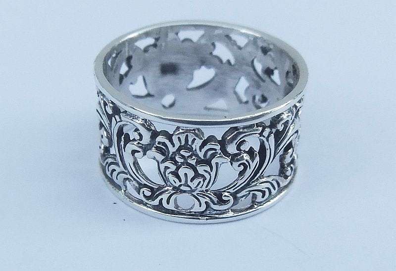 WOW !! A STUNNING WIDE GENUINE STERLING SILVER RING WITH PIERCED FLORAL DETAIL !!