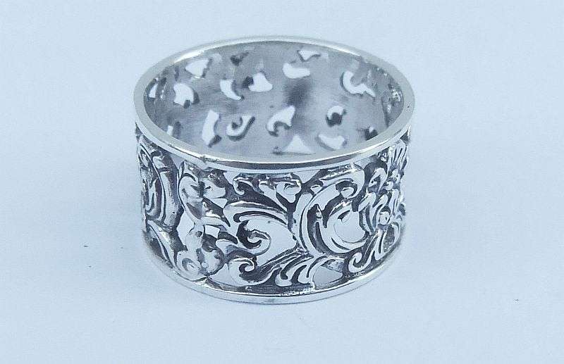 WOW !! A STUNNING WIDE GENUINE STERLING SILVER RING WITH PIERCED FLORAL DETAIL !!