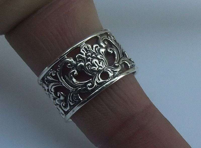 WOW !! A STUNNING WIDE GENUINE STERLING SILVER RING WITH PIERCED FLORAL DETAIL !!