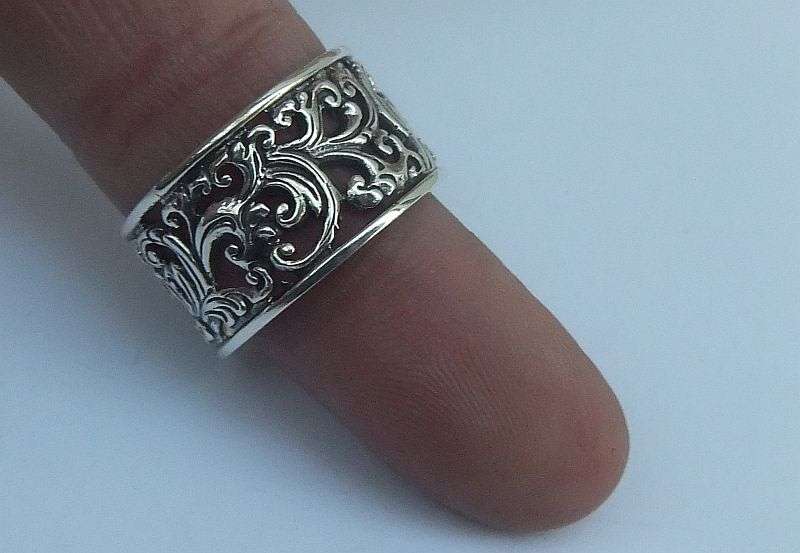 WOW !! A STUNNING WIDE GENUINE STERLING SILVER RING WITH PIERCED FLORAL DETAIL !!