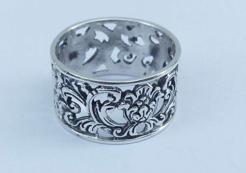 WOW !! A STUNNING WIDE GENUINE STERLING SILVER RING WITH PIERCED FLORAL DETAIL !!