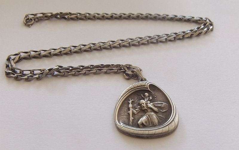 AN UNUSUAL SOLID STERLING SILVER VINTAGE DESIGNER STAMPED ST CHRISTOPHER WITH STERLING SILVER CHAIN