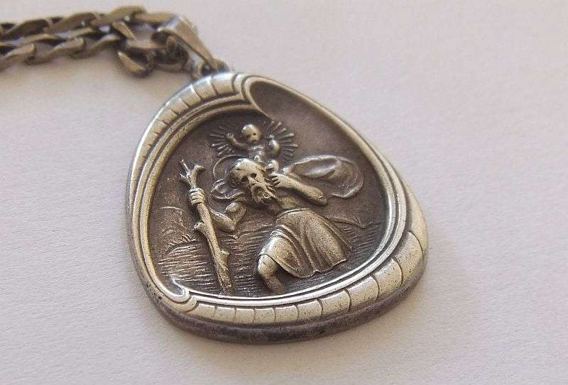 AN UNUSUAL SOLID STERLING SILVER VINTAGE DESIGNER STAMPED ST CHRISTOPHER WITH STERLING SILVER CHAIN