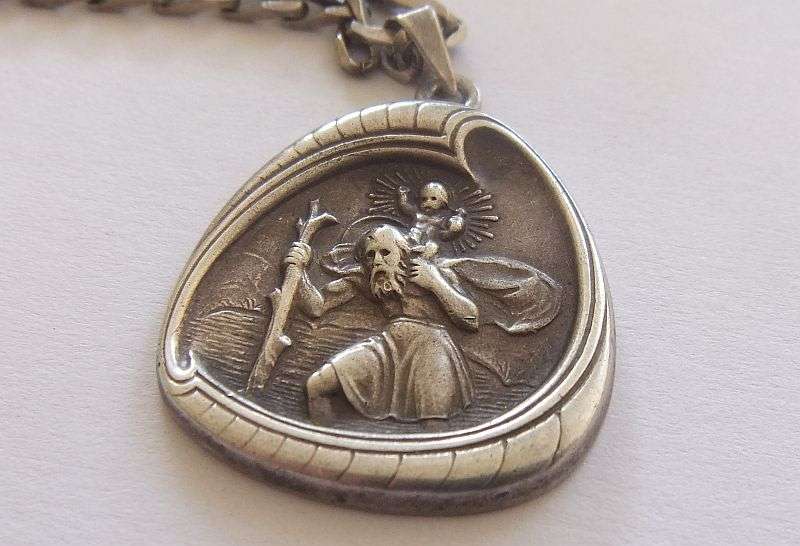 AN UNUSUAL SOLID STERLING SILVER VINTAGE DESIGNER STAMPED ST CHRISTOPHER WITH STERLING SILVER CHAIN