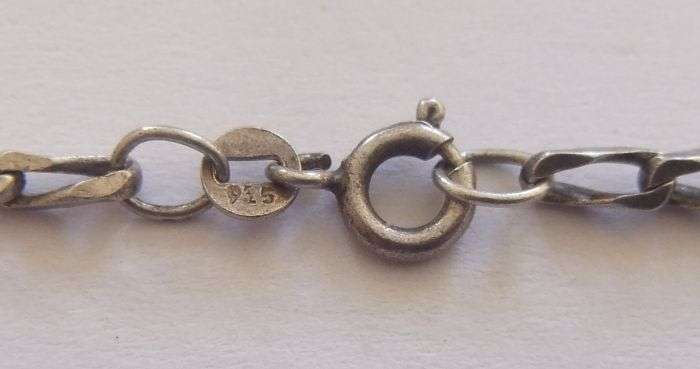 AN UNUSUAL SOLID STERLING SILVER VINTAGE DESIGNER STAMPED ST CHRISTOPHER WITH STERLING SILVER CHAIN