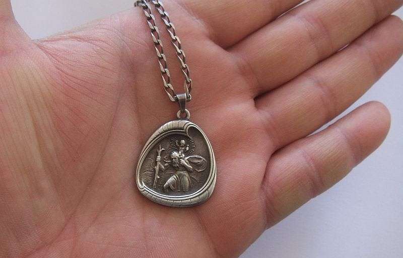 AN UNUSUAL SOLID STERLING SILVER VINTAGE DESIGNER STAMPED ST CHRISTOPHER WITH STERLING SILVER CHAIN