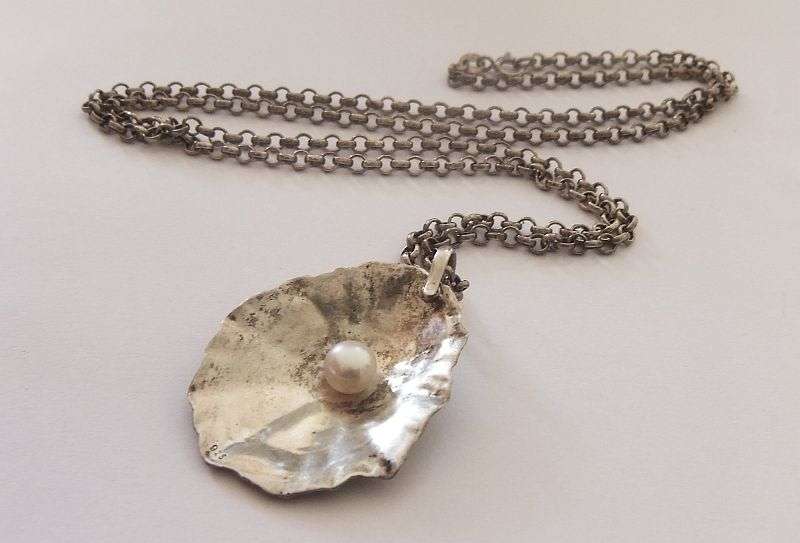 A TRULY AMAZING NEVER SEEN BEFORE STERLING SILVER OYSTER SHAPE PENDANT WITH REAL PEARL AND CHAIN !!