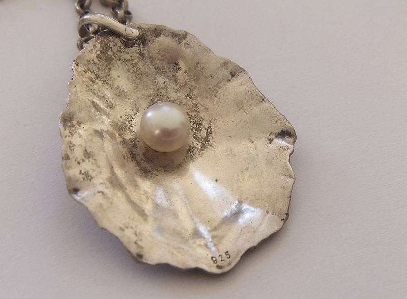 A TRULY AMAZING NEVER SEEN BEFORE STERLING SILVER OYSTER SHAPE PENDANT WITH REAL PEARL AND CHAIN !!