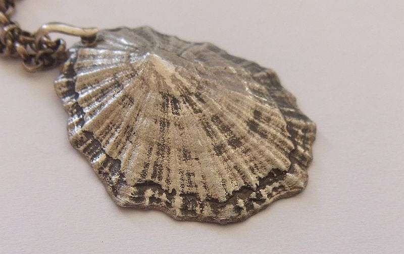 A TRULY AMAZING NEVER SEEN BEFORE STERLING SILVER OYSTER SHAPE PENDANT WITH REAL PEARL AND CHAIN !!