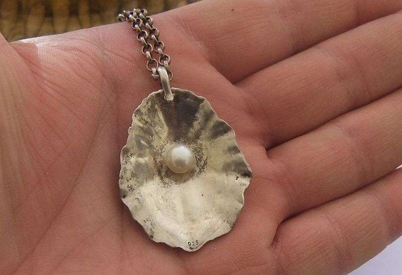 A TRULY AMAZING NEVER SEEN BEFORE STERLING SILVER OYSTER SHAPE PENDANT WITH REAL PEARL AND CHAIN !!