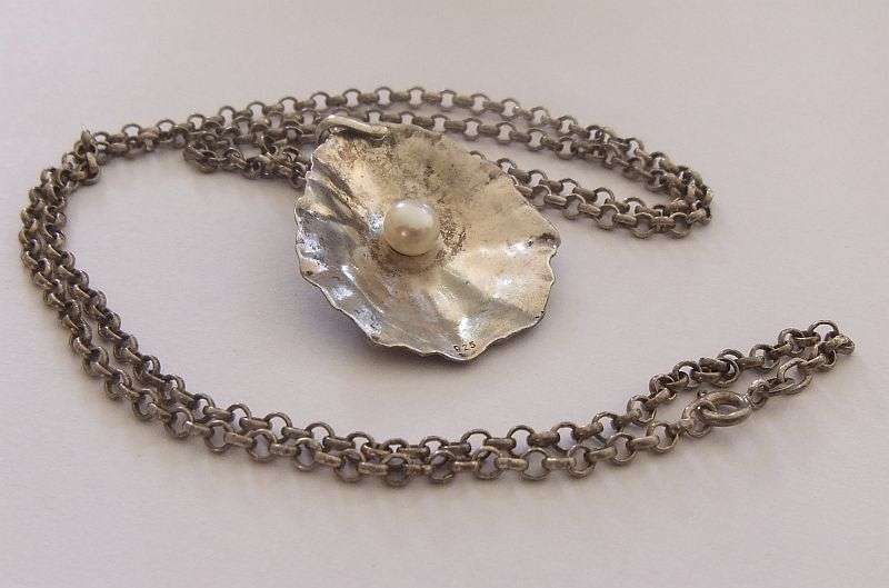 A TRULY AMAZING NEVER SEEN BEFORE STERLING SILVER OYSTER SHAPE PENDANT WITH REAL PEARL AND CHAIN !!