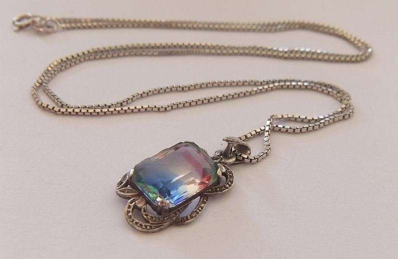 A RARE BEAUTIFUL VINTAGE STERLING SILVER PENDANT WITH AWESOME FACETED STONE PLUS SILVER CHAIN !! WOW
