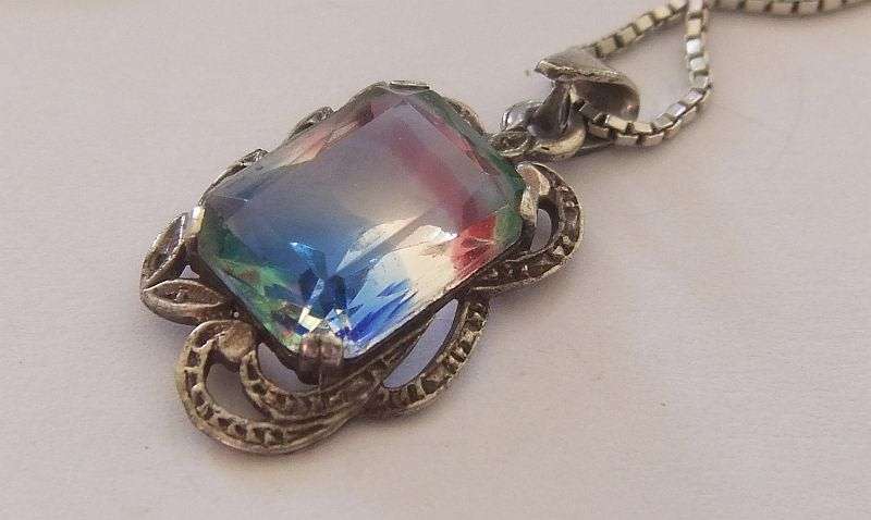 A RARE BEAUTIFUL VINTAGE STERLING SILVER PENDANT WITH AWESOME FACETED STONE PLUS SILVER CHAIN !! WOW