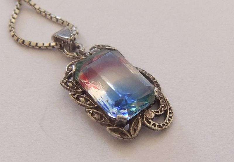 A RARE BEAUTIFUL VINTAGE STERLING SILVER PENDANT WITH AWESOME FACETED STONE PLUS SILVER CHAIN !! WOW