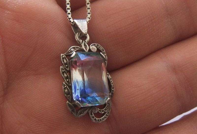 A RARE BEAUTIFUL VINTAGE STERLING SILVER PENDANT WITH AWESOME FACETED STONE PLUS SILVER CHAIN !! WOW