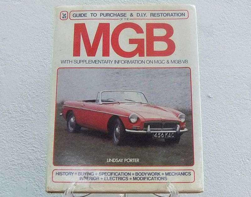 COOL !! A VINTAGE 1982 ""MGB"" GUIDE TO PURCHASE AND RESTORATION MANUAL BY HAYNES !!